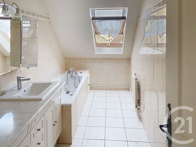 Afficher la photo en grand Appartement F3 à louer - 3 pièces - 85.55 m2 - ST LEU D ESSERENT - 60 - PICARDIE - Century 21 Agence De L'Hippodrome