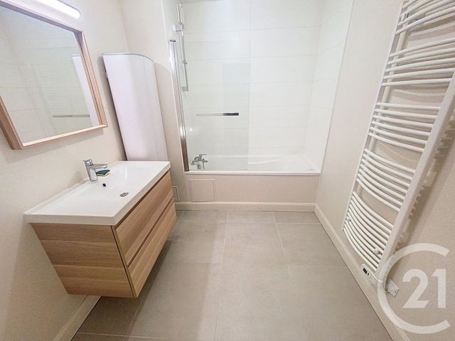 Appartement F3 à louer - 3 pièces - 64.87 m2 - ST MAXIMIN - 60 - PICARDIE - Century 21 Agence De L'Hippodrome